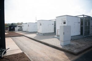 Seitenansicht des Batteriespeicherparks von Survive.